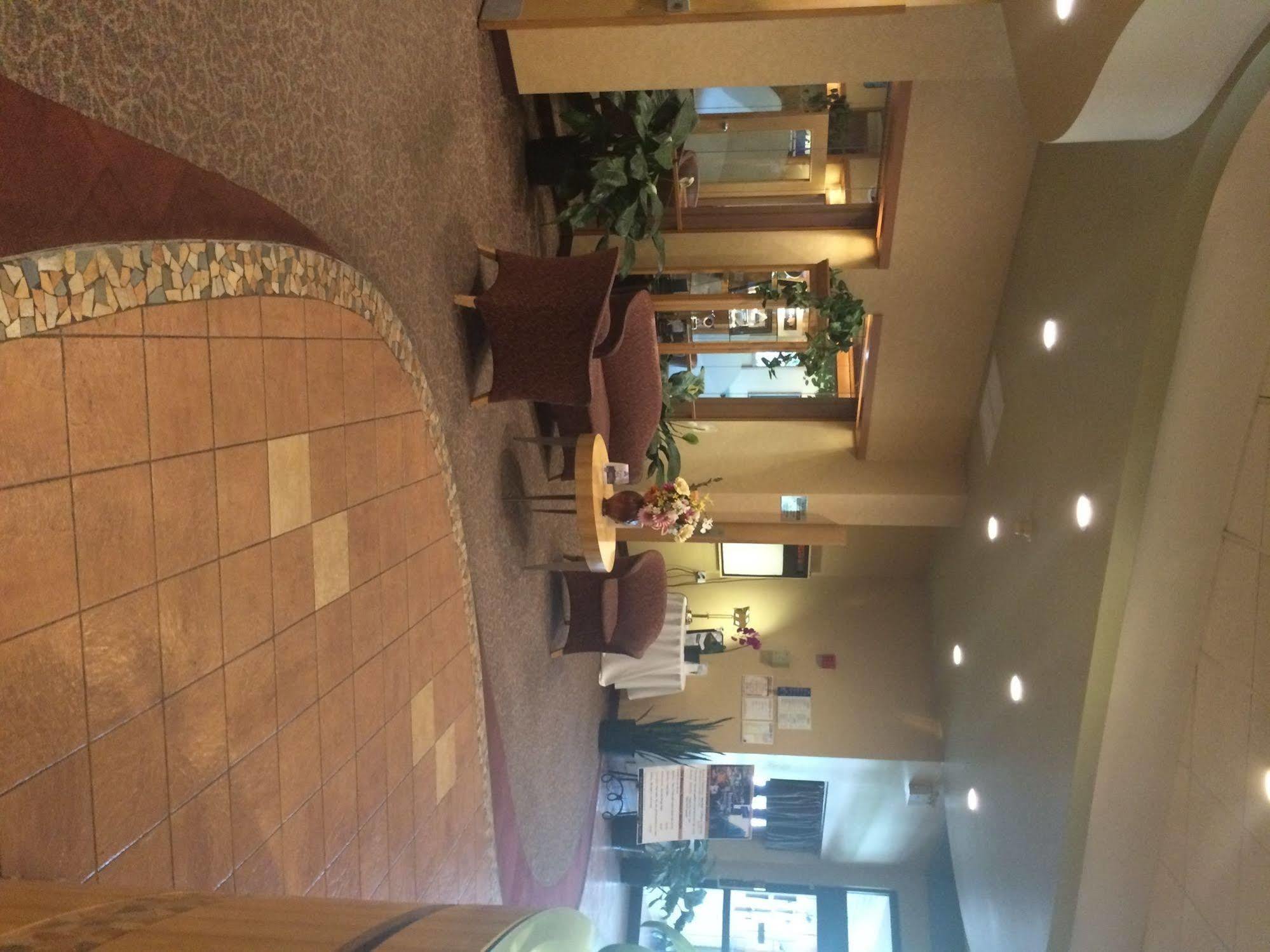 Travelodge By Wyndham East Hotel 2*
