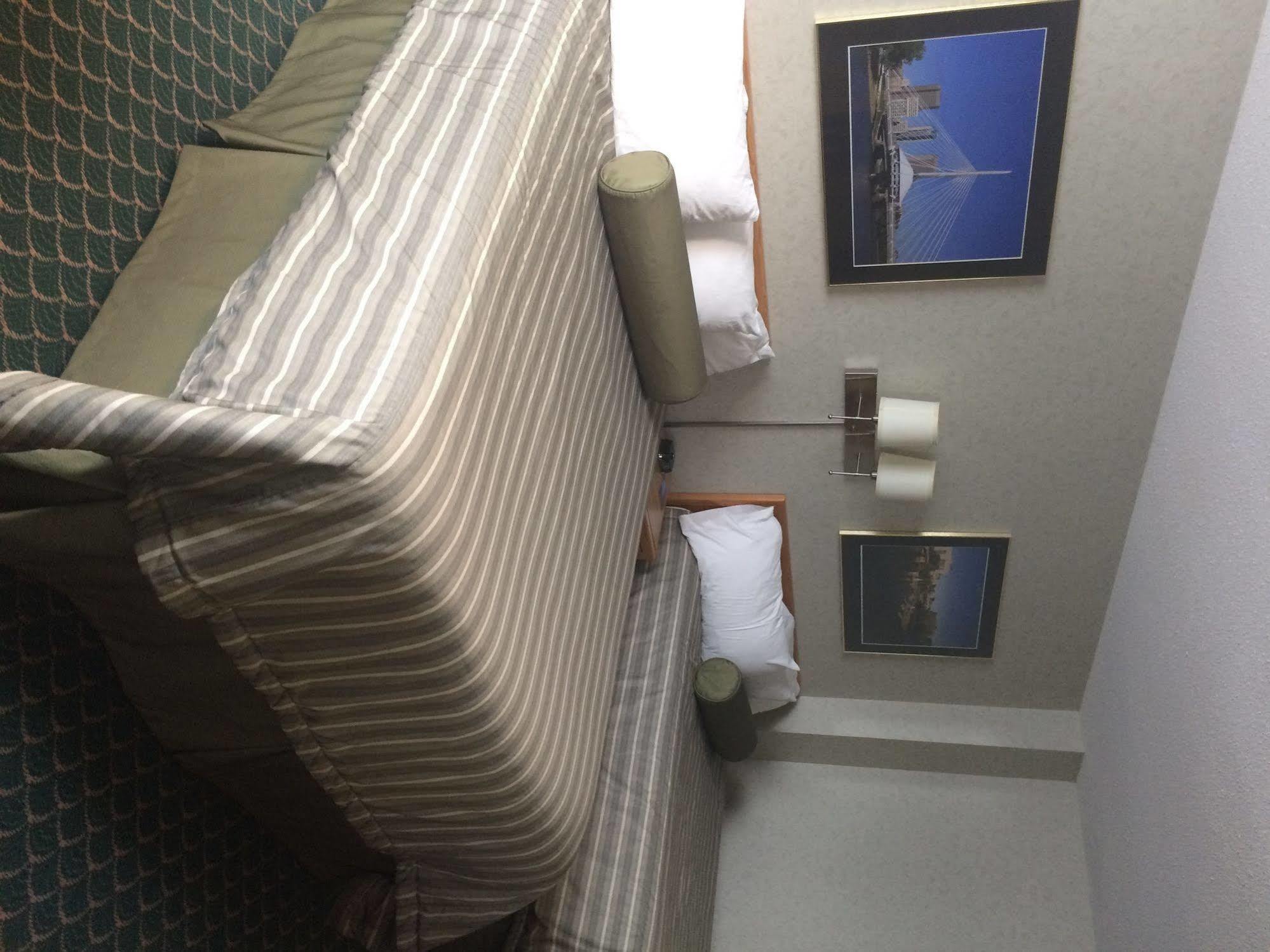 Travelodge By Wyndham East Hotel