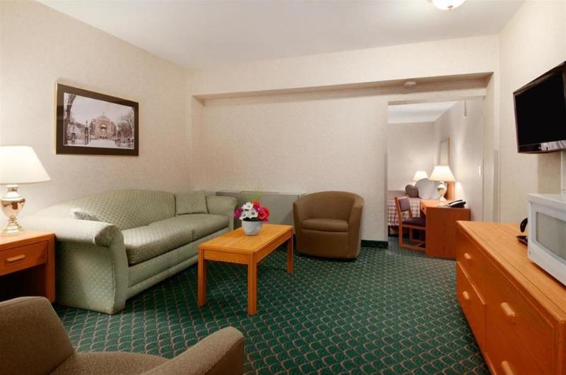 Travelodge By Wyndham East Hotel 2*